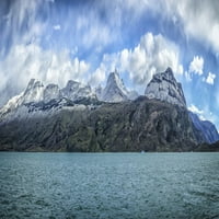 Snježne planine na Sjevernom kraku Lago Argentino u Patagoniji; provincija Santa Cruz, Argentina ispis plakata