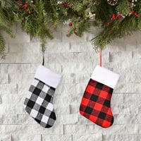 Božićni ukrasi, čarape u obliku rešetke obješene na božićno drvce